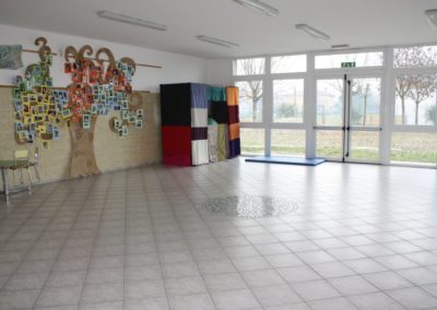 Salone con l'albero dei bimbi